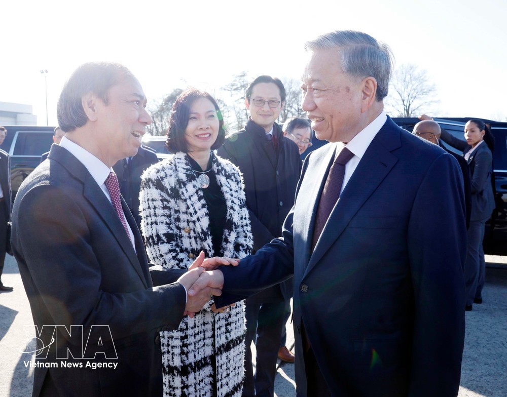 党中央总书记苏林一行在安德鲁斯空军基地的欢送仪式。图自越通社