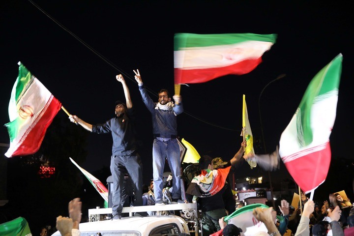 2月28日，民众在伊拉克首都巴格达举行示威，抗议美国和以色列军事打击伊朗。新华社发