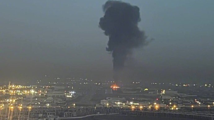 伊拉克美军基地发生爆炸 现场升起浓烟