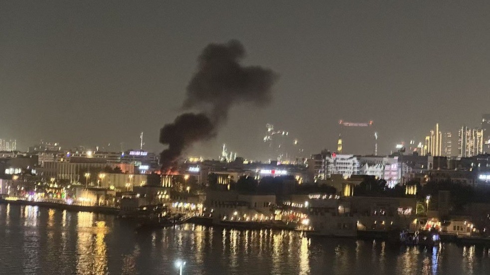 美国驻迪拜领事馆附近遭无人机袭击并起火