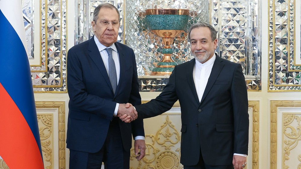 俄罗斯外交部长拉夫罗夫与伊朗外交部长阿拉格齐通电话，双方就中东局势发展交换意见。