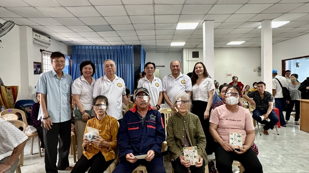 培德精舍代表团与术后病人合摄。