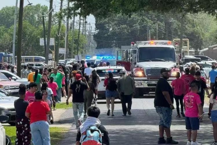 美国一辆汽车冲撞游行队伍 已致超20人受伤