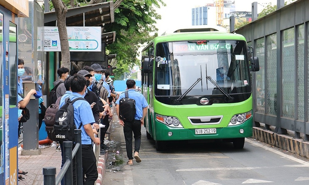 民众积极搭乘巴士出行。