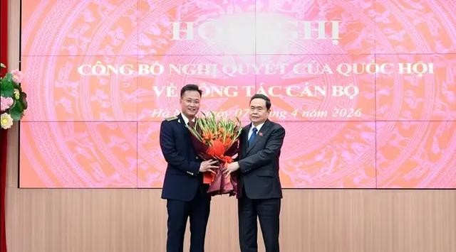 国会主席陈青敏向新任国家审计署审计长阮有义赠送鲜花。图自越通社