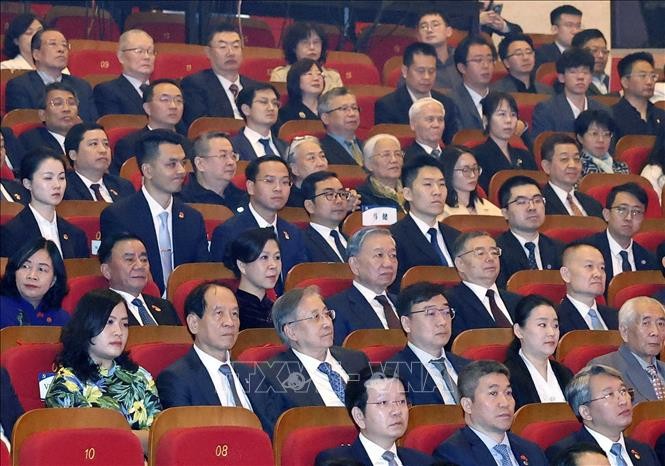 党中央总书记、国家主席苏林出席越中友好文艺交流活动。