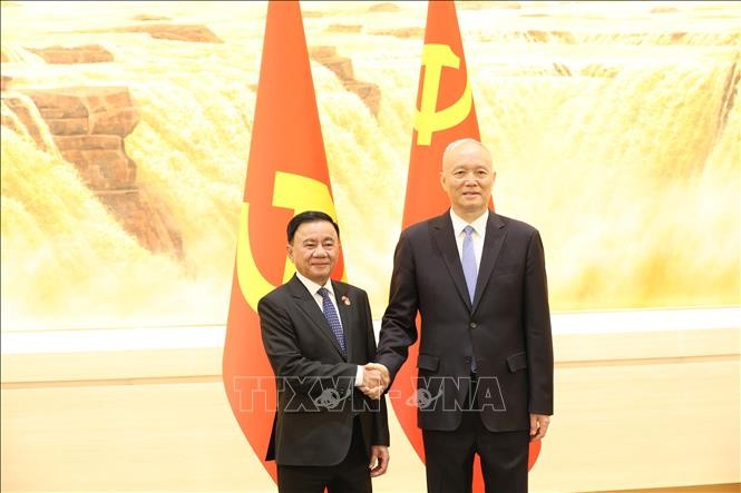 党中央政治局委员、中央书记处常务书记陈锦秀与中共中央政治局常委、中央书记处书记、中央办公厅主任蔡奇。图自越通社