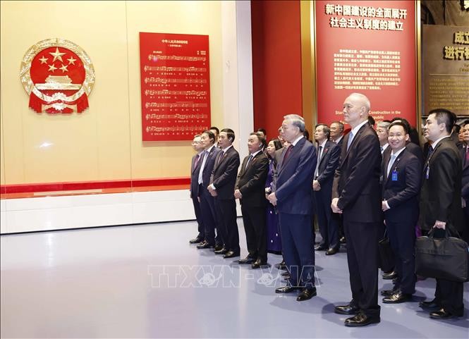 党中央总书记、国家主席苏林参观中国共产党历史展览馆。图自越通社