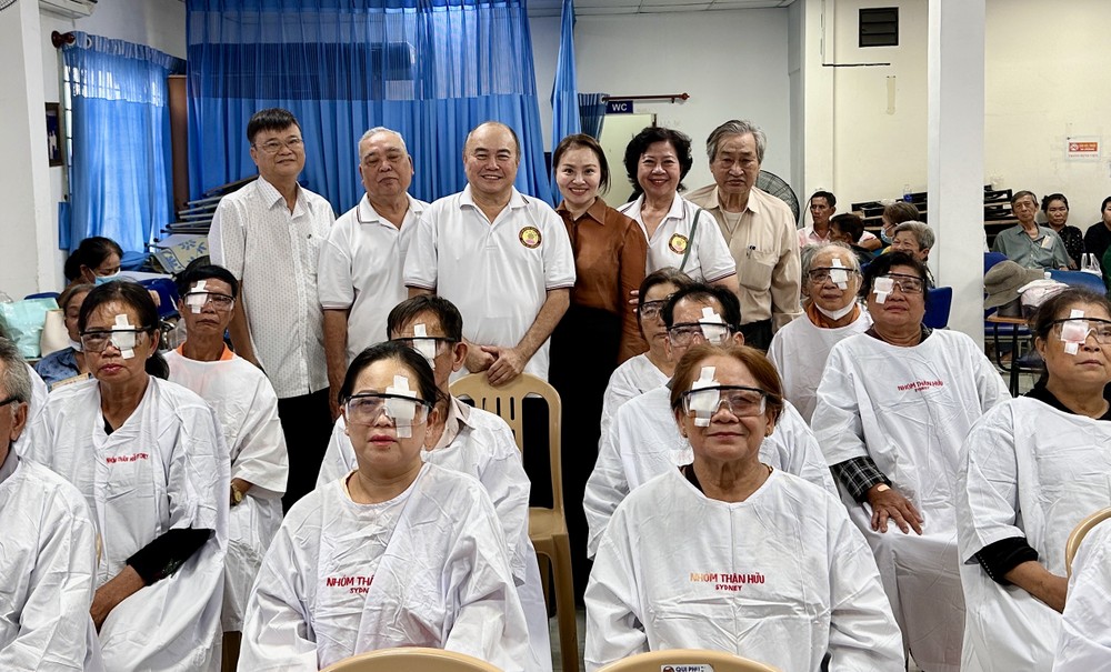 培德精舍代表团与术后病人合摄。