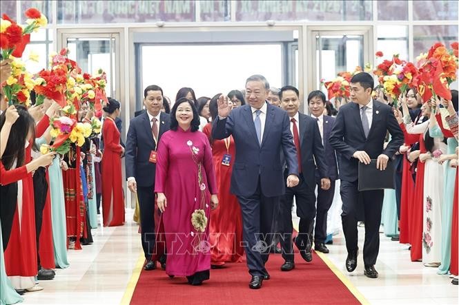 党中央总书记、国家主席苏林出席大会。