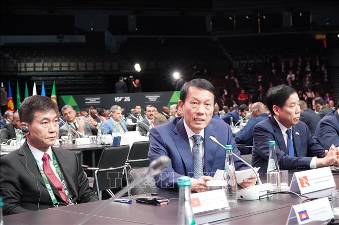 越南党中央政治局委员、公安部部长梁三光大将出席会议并发表演讲。图自越通社
