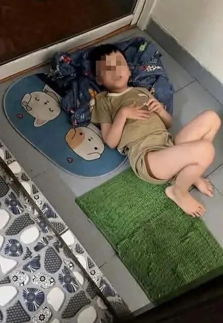 男孩被迫躺在卫生间前地垫上的画面。图：家属提供