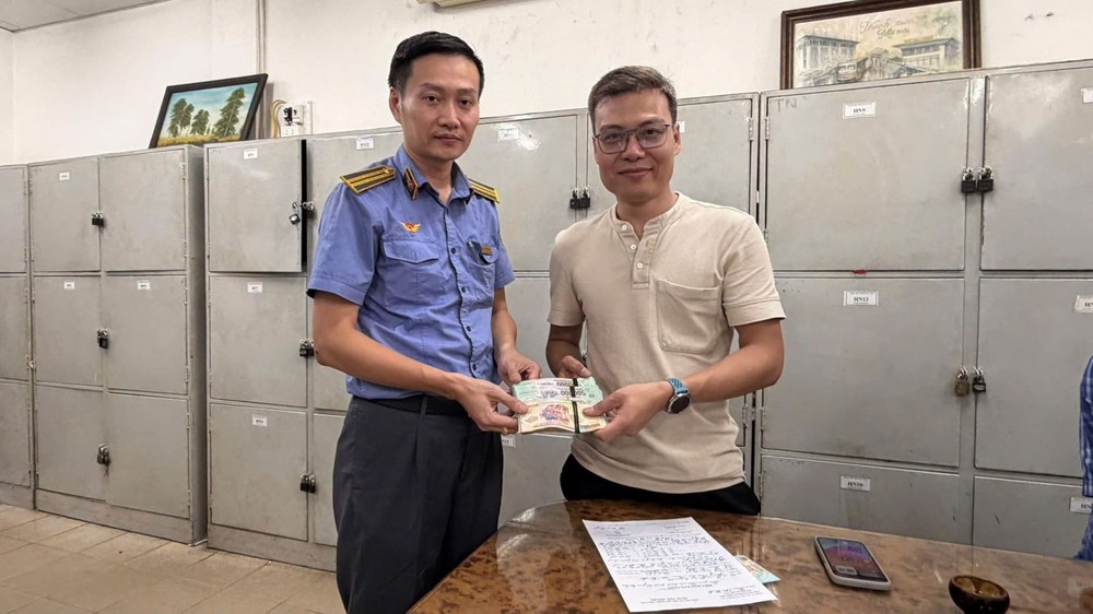 发现并归还乘客遗失的现金。图：越南铁路总公司