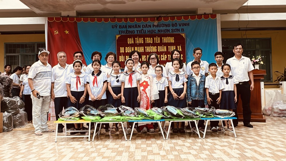 培德精舍护法理事会代表团与都荣坊各所小学的师生代表合照留念。