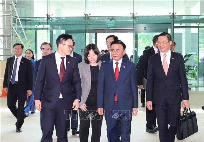 新加坡国防部政务部长朱倍庆在樟宜国际机场为党中央书记处常务书记陈锦秀送行。图自越通社