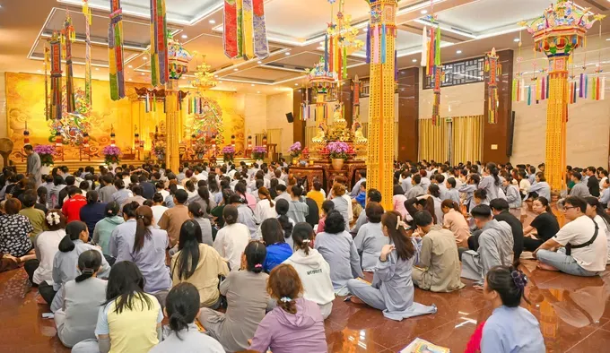 诸位高僧与佛教信众共同诵念《盂兰盆经》，祈报父母养育之恩。图片：孟胜