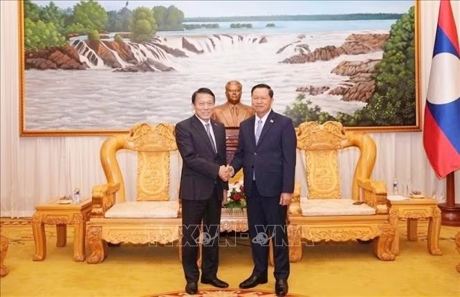 党中央政治局委员、越南公安部部长梁三光大将与老挝人民革命党中央书记处书记、公安部部长万通·贡玛尼上将举行会晤。图：越通社
