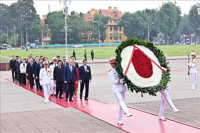 波兰共和国总理唐纳德·图斯克前往敬献花圈并入陵瞻仰胡志明主席遗容。图:明德/越通社