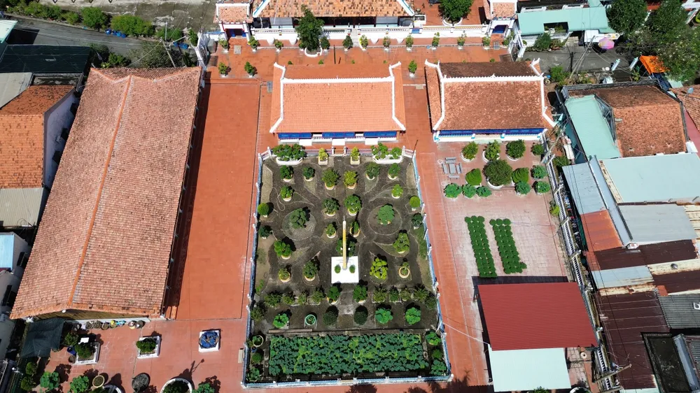 nha lon - long son 2.jpg