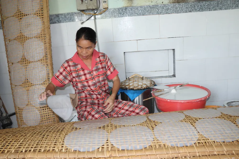 nghe banh trang - anh 4.JPG