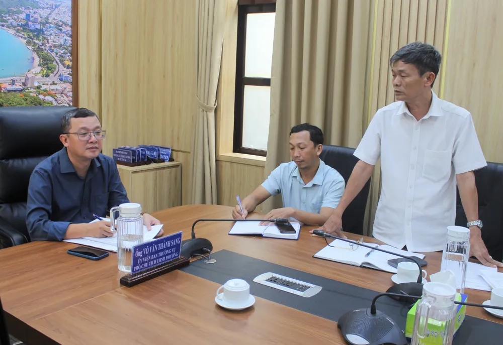 Lãnh đạo phường Vũng Tàu và Trung tâm phát triển quỹ đất khu vực Vũng Tàu thông tin về hồ sơ của hộ dân Đ.N.B trong lần vận động bàn giao mặt bằng để thực hiện dự án. Ảnh: QUANG VŨ