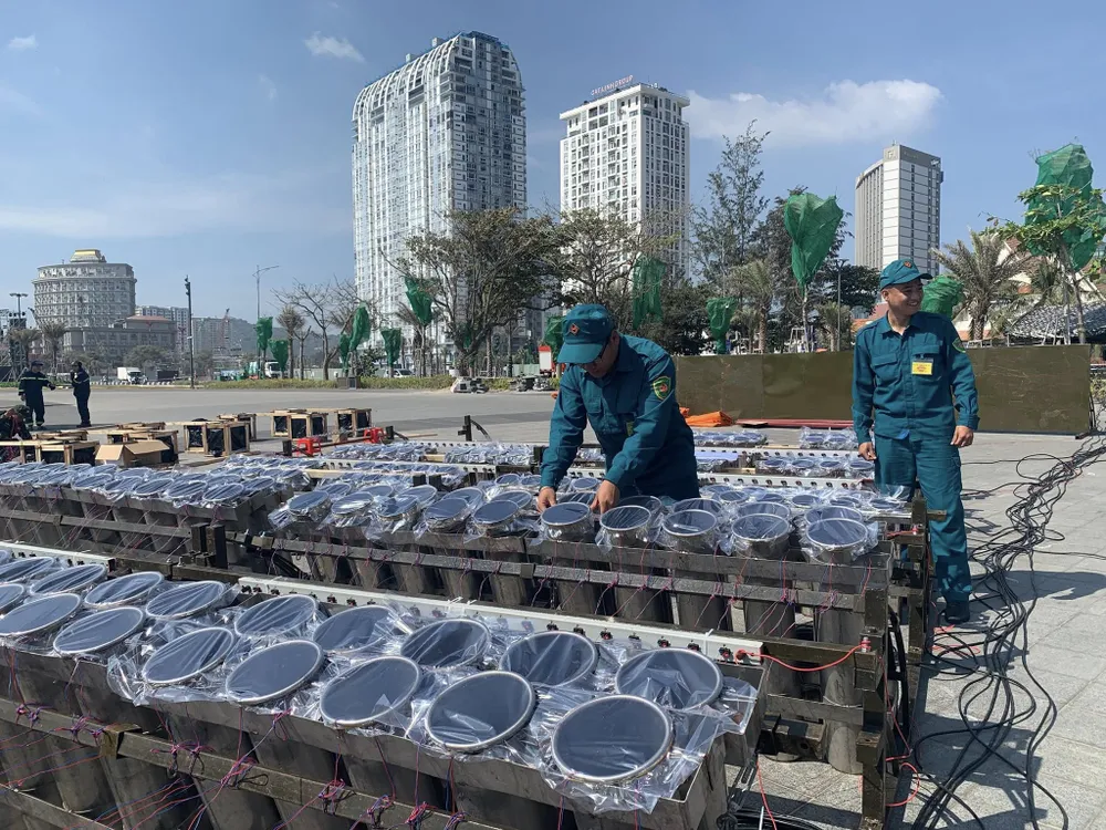 Các giàn pháo hoa đã sẵn sàng tại Công viên Bãi Sau (phường Vũng Tàu, TPHCM) để chuẩn bị cho đêm giao thừa. Ảnh: QUANG VŨ