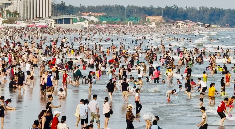 Biển Bãi Sau (phường Vũng Tàu) đông khách du lịch trong chiều 2-1. Ảnh: QUANG VŨ