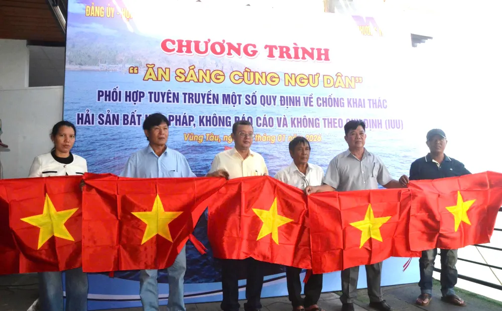 Lãnh đạo phường Vũng Tàu “Ăn sáng cùng ngư dân”