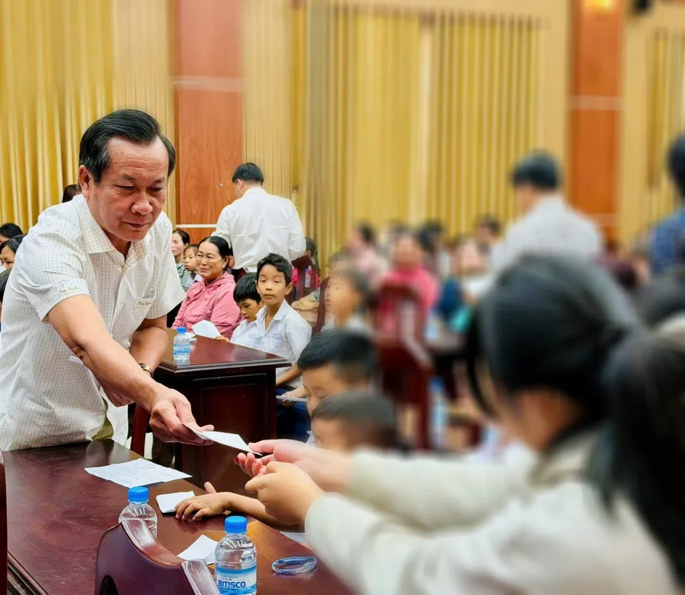 Xã Hồ Tràm tặng 95 suất quà tết đến trẻ em có hoàn cảnh khó khăn