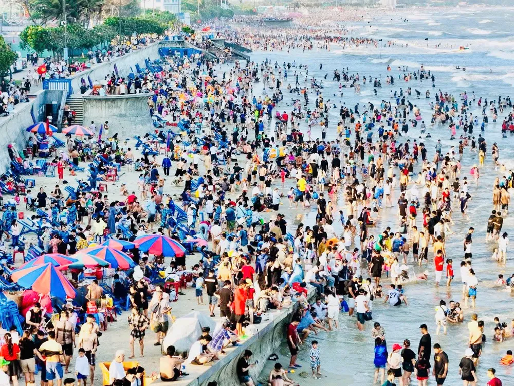 Chiều mùng 4 Tết, hầu như khu vực bãi biển nào ở Vũng Tàu cũng chật cứng khách du lịch. Ảnh: AC VŨNG TÀU