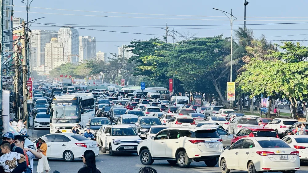 Nhiều tuyến đường trung tâm phường Vũng Tàu kẹt xe kéo dài. Ảnh: QUANG VŨ