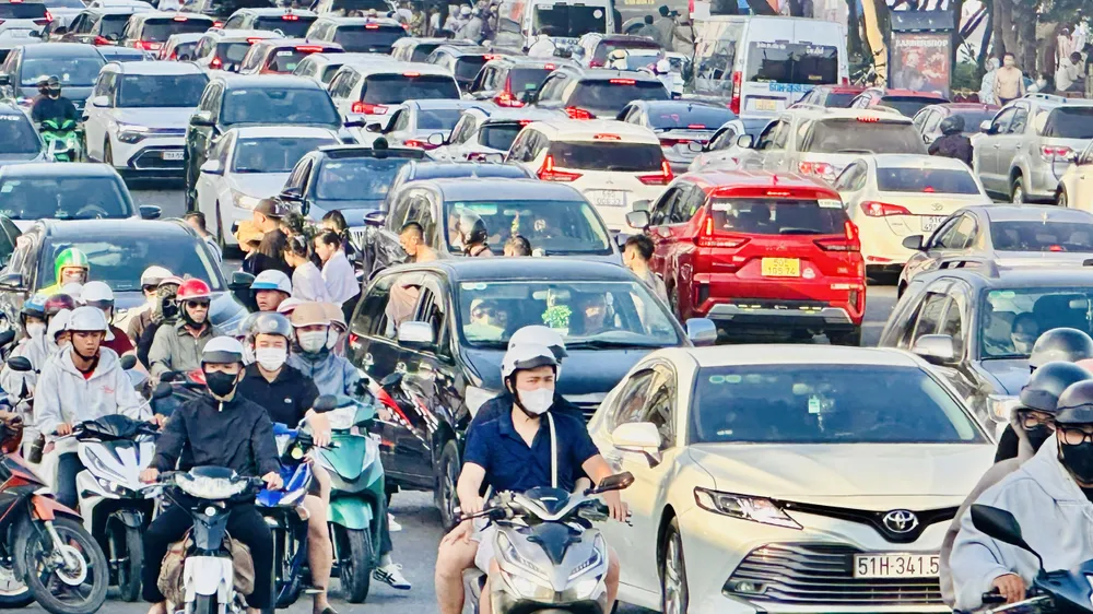 Chiều mùng 4 Tết, tuyến đường Thùy Vân (phường Vũng Tàu, TPHCM) kẹt cứng người và phương tiện. Ảnh: QUANG VŨ