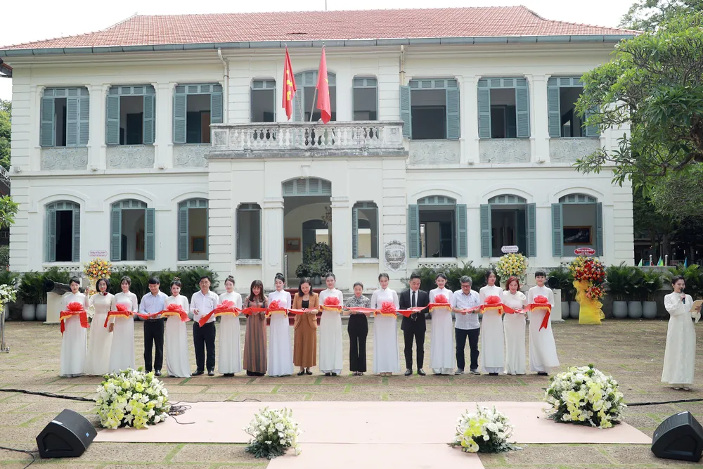 trien lam - ngoi nha anh sang 1.JPG