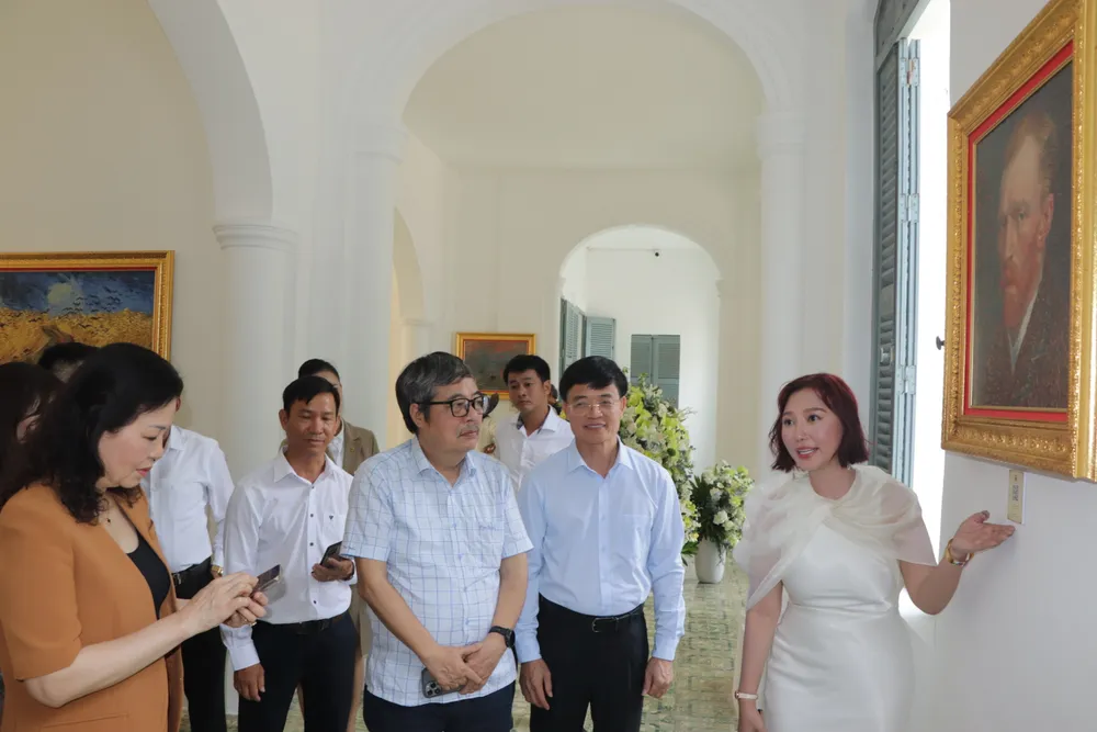 trien lam - ngoi nha anh sang 4.JPG