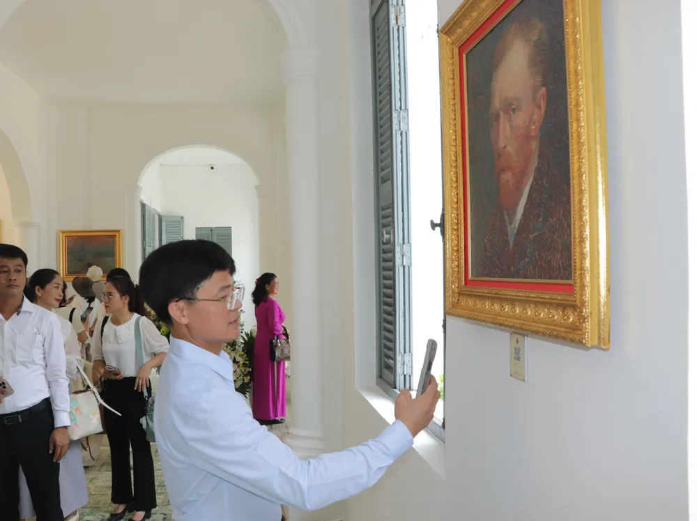 Người dân tham quan triển lãm