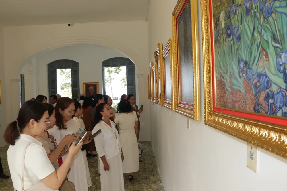 trien lam - ngoi nha anh sang 6.JPG