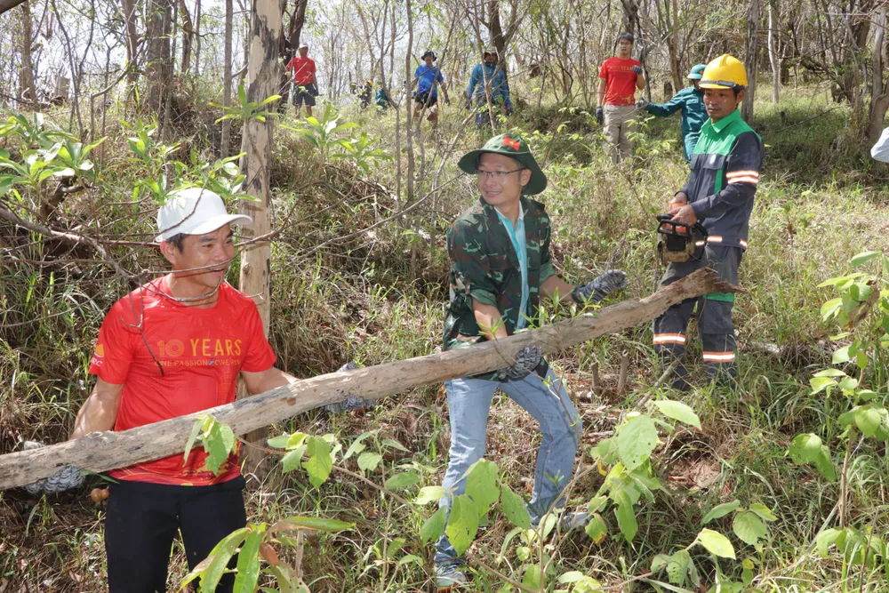 mo duong xuyen nui lon 9.JPG