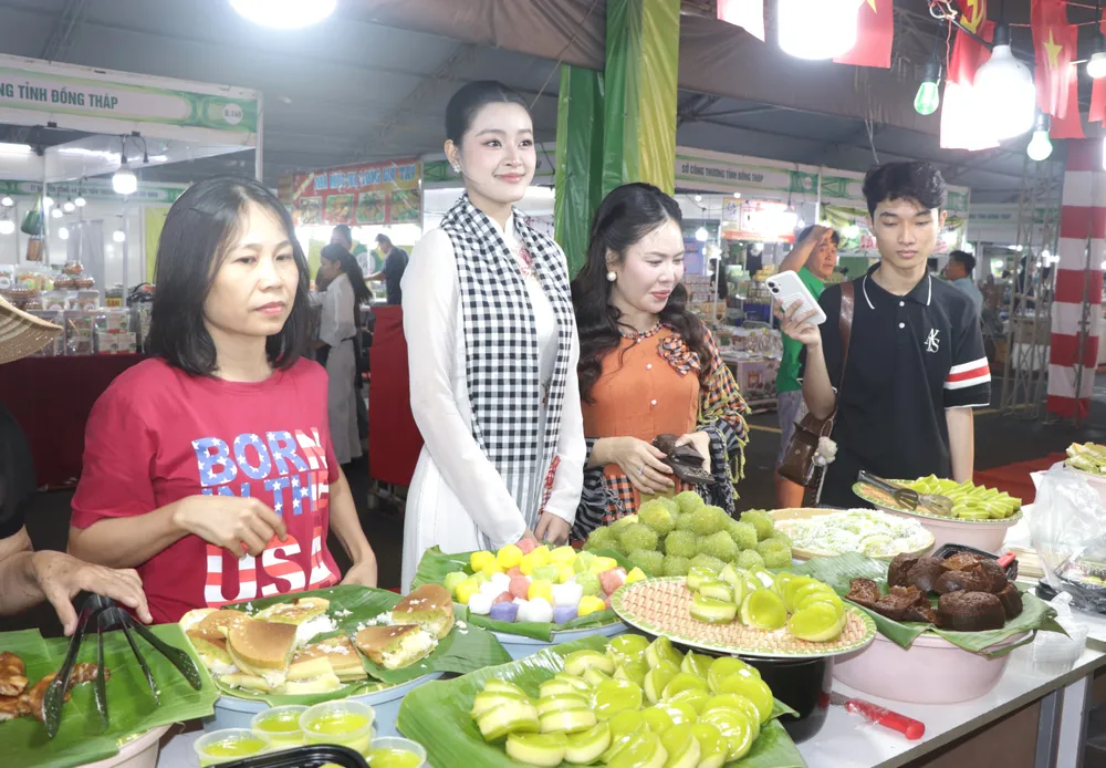 Gian hàng bánh dân gian. Ảnh: QUANG VŨ