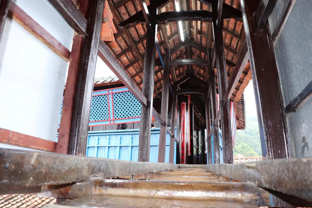 Nét cổ xưa trong di tích Nhà Lớn - Long Sơn. Ảnh: QUANG VŨ