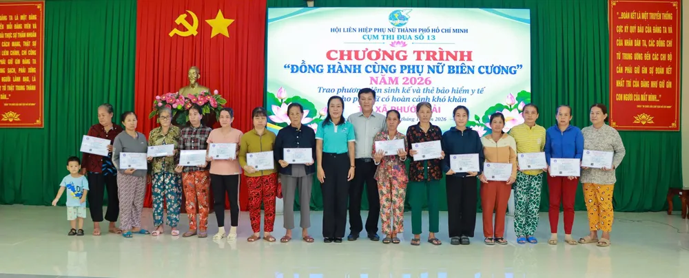 Trao tặng thẻ Bảo hiểm y tế cho hội viên phụ nữ có hoàn cảnh khó khăn. Ảnh: Q.V