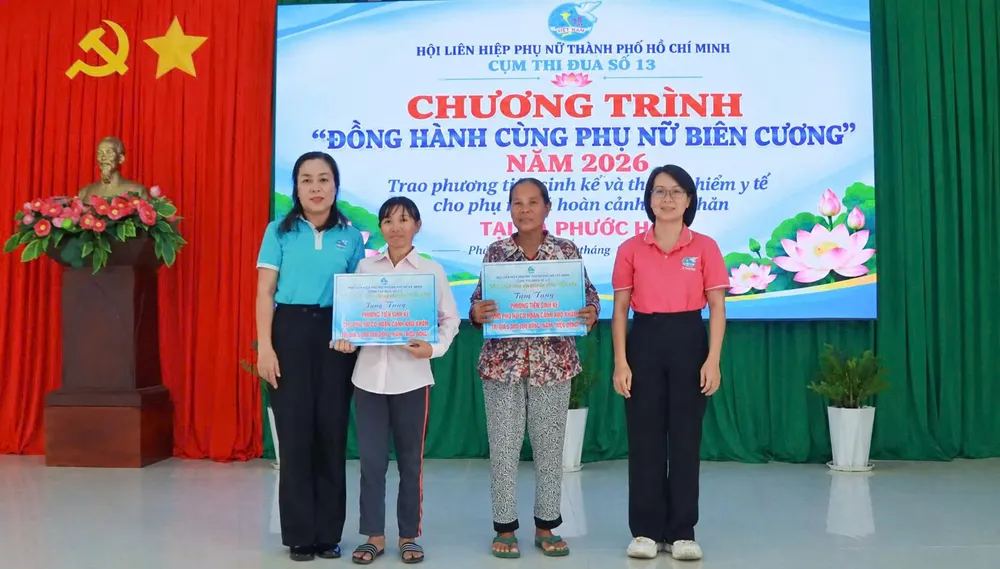 Cụm thi đua số 13 trao phương tiện sinh kế cho phụ nữ có hoàn cảnh khó khăn trên địa bàn xã Phước Hải. Ảnh: Q.V