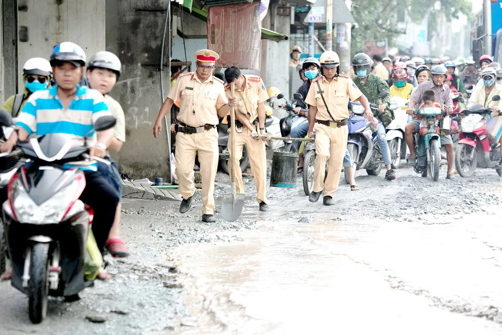 Áo vàng thấm đẫm mồ hôi ảnh 2