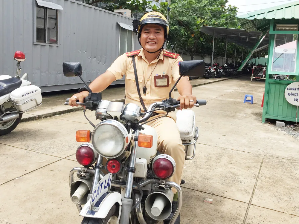 Áo vàng thấm đẫm mồ hôi ảnh 3