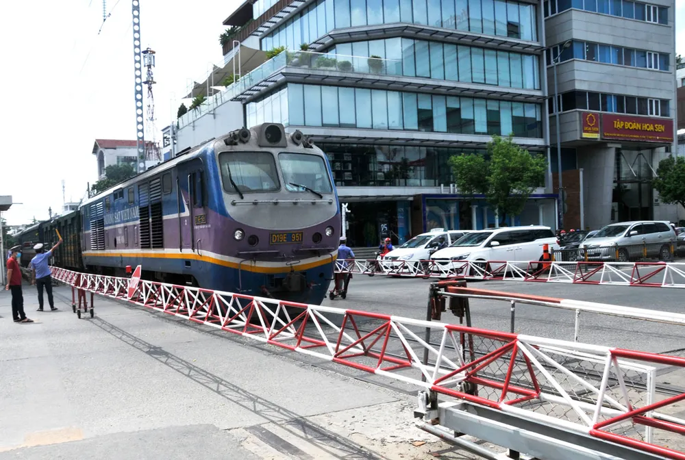 Xe lửa nên tránh giờ cao điểm ảnh 1