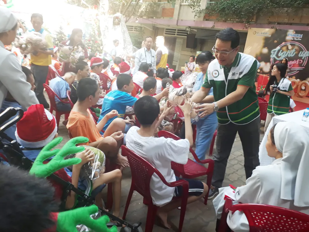 Đón Giáng sinh cùng cháu mồ côi, tàn tật ảnh 2