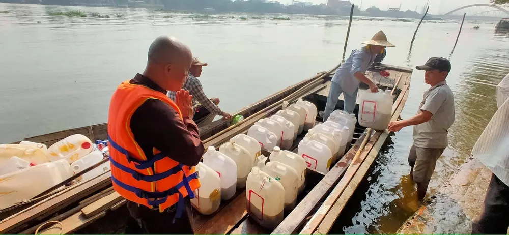 Thả cá chép ngày 23 tháng Chạp…cầu mong sự bình an ảnh 1