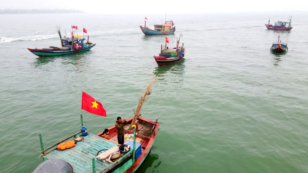Các tàu của bà con ngư dân ở vùng biển Cửa Nhượng (huyện Cẩm Xuyên, tỉnh Hà Tĩnh) làm lễ “mở biển” đầu năm mới