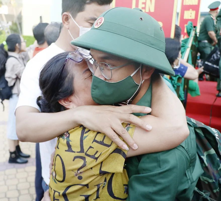 Người thân bịn rịn tiễn tân binh lên đường nhập ngũ