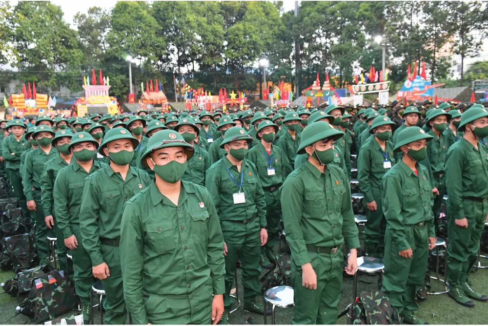 Hàng ngàn thanh niên lên đường nhập ngũ. Ảnh: VIỆT DŨNG