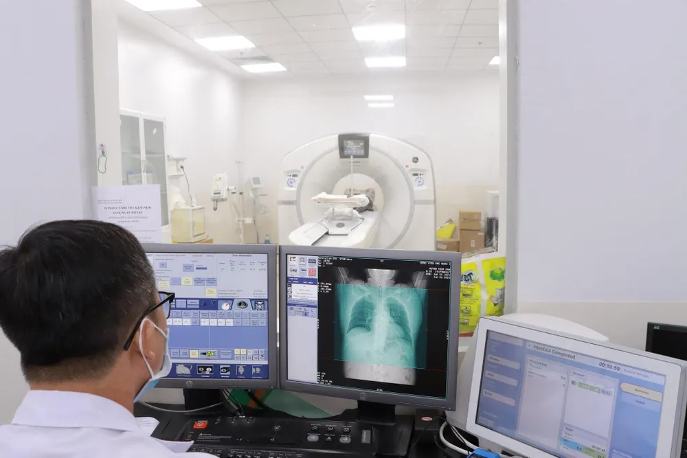Bác sĩ Bệnh viện Ung bướu TPHCM đang chụp MRI tầm soát ung thư cho người bệnh